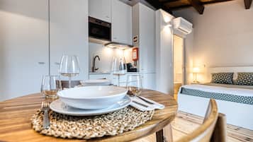 Classic Studio, 1 Queen Bed with Sofa bed, Non Smoking, Private Bathroom | Soundproofing, iron/ironing board, free WiFi, bed sheets
