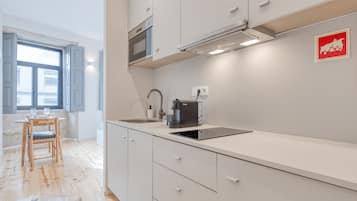 Standard Studio, 1 Queen Bed with Sofa bed, Non Smoking, Private Bathroom | Private kitchen | Mini-fridge, microwave, stovetop, electric kettle