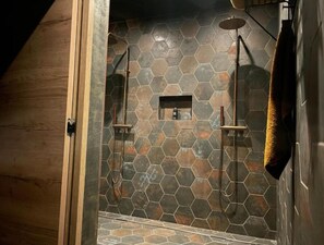 تجهيزات دش، مجففات شعر، مناشف، صابون