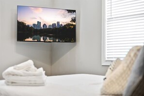 7 bedrooms, iron/ironing board, WiFi, bed sheets - Atlanta Spacious Haven near Downtown & BeltLine (Atlanta)