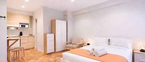 Caja de seguridad en la habitación y espacio para trabajar con laptop