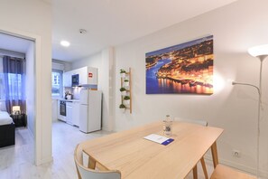 Superior Apartment, 2 Bedrooms | Dining room
