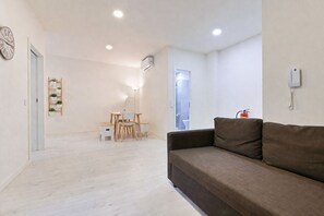 SC - 301 | Living area | 43-inch flat-screen TV with digital channels - FindMe inPorto Santa Catarina (Porto)