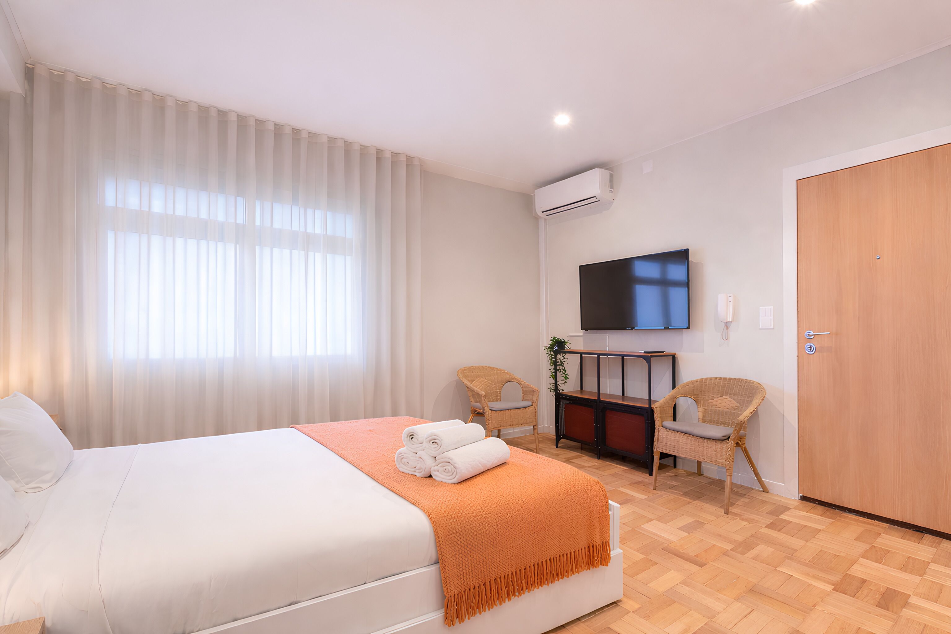 SC - 302 | خزنة داخل الغرفة ومساحة عمل للكمبيوتر المحمول وتجهيزات عازلة للصوت