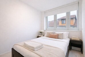 SC - 301 | خزنة داخل الغرفة ومساحة عمل للكمبيوتر المحمول وتجهيزات عازلة للصوت