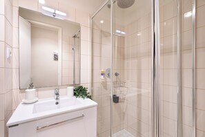SC - 302 | Bathroom | Shower, hair dryer, towels, shampoo - FindMe inPorto Santa Catarina (Porto)