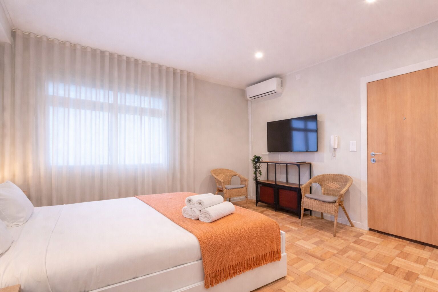 SC - 302 | In-room safe, laptop workspace, soundproofing, iron/ironing board