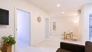 SC - 301 | Coin séjour | Télévision à écran plat de 43 pouces avec chaßnes numériques