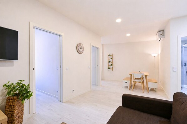 SC - 301 | منطقة المعيشة | تلفزيون بشاشة مسطحة بحجم 43-بوصة يعرض قنوات تلفزيونية رقمية