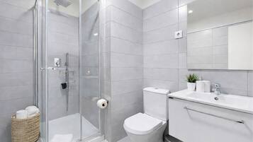 SC - 301 | Bathroom | Shower, hair dryer, towels, shampoo