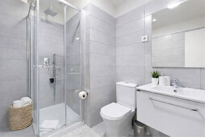SC - 301 | Bathroom | Shower, hair dryer, towels, shampoo - FindMe inPorto Santa Catarina (Porto)