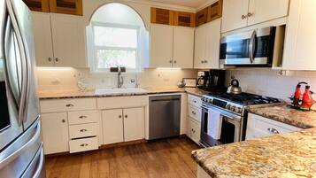 Jääkaappi, mikroaaltouuni, uuni, liesi