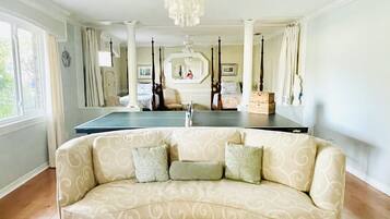 Älytelevisio, takka, pöytätennispöytä, kirjoja