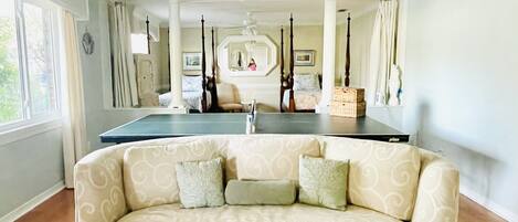 Smart-TV, Kamin, Tischtennisplatte, Bücher