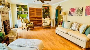 Smart TV, fireplace, ping pong, books