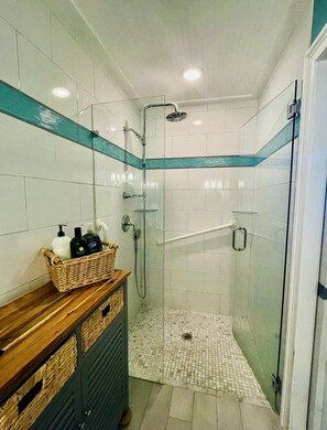 Ducha, secador de pelo, toallas y jabón