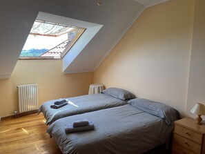 3 slaapkamers, een strijkplank/strijkijzer, beddengoed