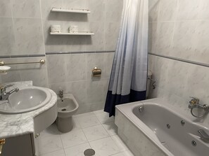 Jetted bath, bidet, towels, soap - Ermita San Vicente de la Barquera (San Vicente de la Barquera)