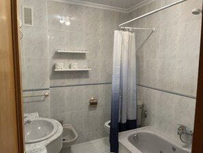 Een bubbelbad, een bidet, handdoeken, zeep