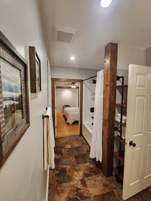 4 slaapkamers, een strijkplank/strijkijzer, reisbedje, internet