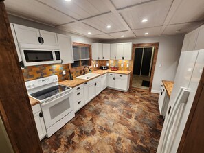 Een koelkast, een microgolfoven, een oven, een kookplaat