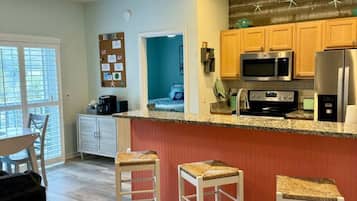 冷蔵庫、電子レンジ、オーブン、コンロ