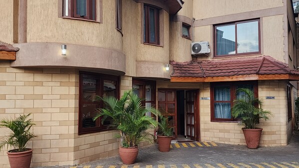 Front of property - O'sinkirri Hotel (Nairobi)
