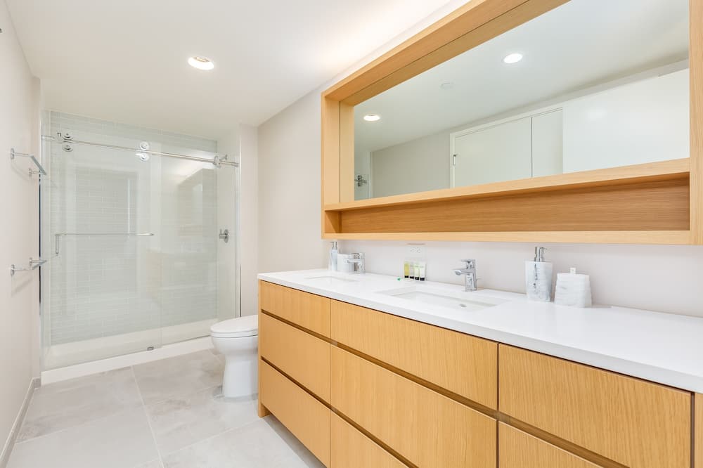 Shower, hair dryer, towels, shampoo