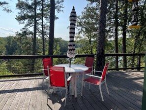 Outdoor dining - Cabin #14 View From the Top, Enjoy the Beauty of the Lake. (Royal)