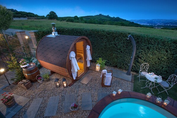 Outdoor dining - Roncaglia Suite, Holiday Home with Private Spa (Piemonte)