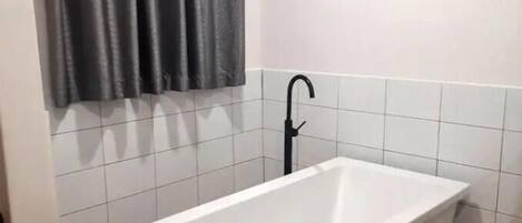 Een douche, een haardroger, handdoeken, zeep