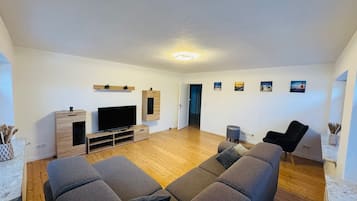 Smart TV, books, stereo