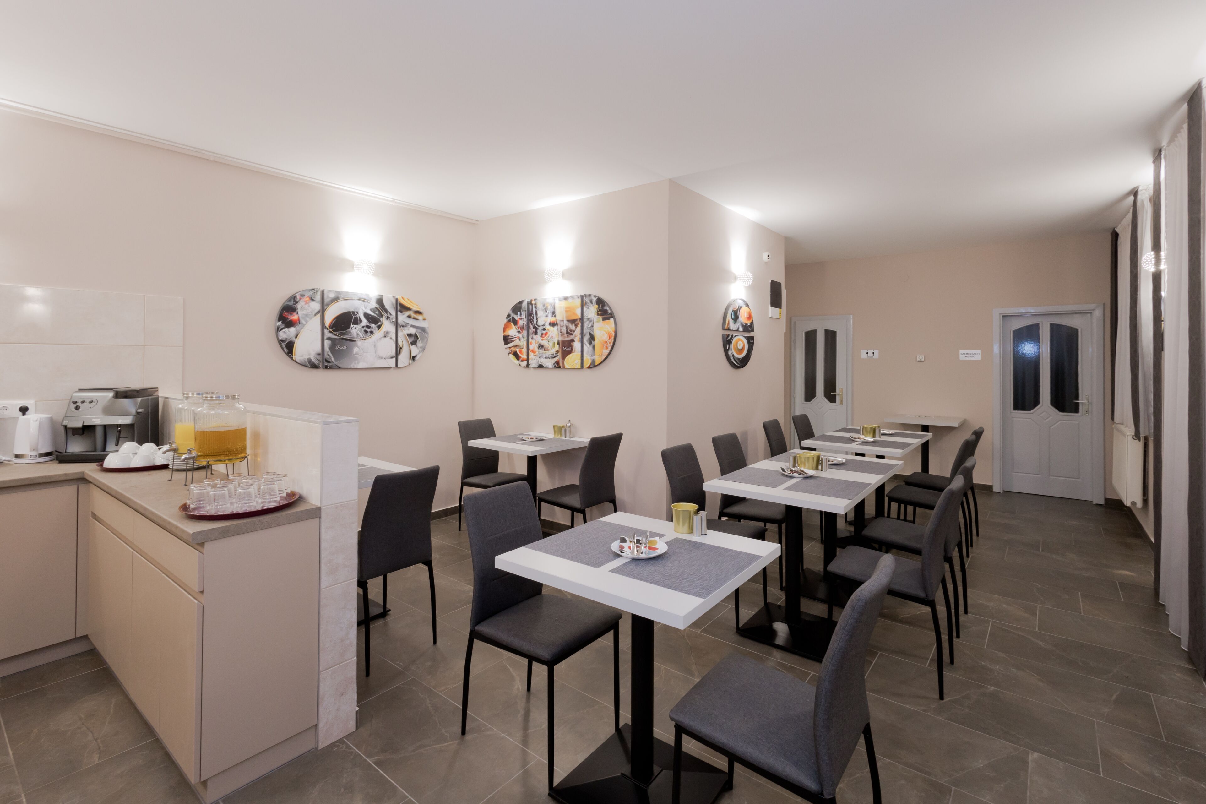 朝食 (ビュッフェ)、毎日提供 (無料)