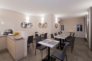 Café da manhã com buffet grátis todos os dias