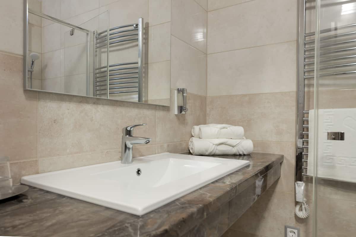 Standard Room | Bathroom | Shower, hair dryer, towels