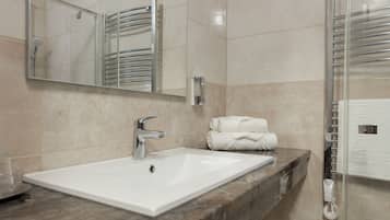 Standaard kamer | Badkamer | Een douche, een haardroger, handdoeken