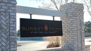 Une enseigne indiquant l’emplacement de Sunset Prime, au Sea Trail Golf Resort.