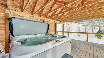 Indoor spa tub