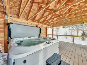 Indoor spa tub