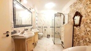 Dusche, Haartrockner, Handtücher, Shampoo