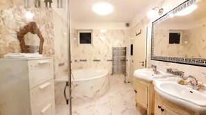 Dusche, Haartrockner, Handtücher, Shampoo