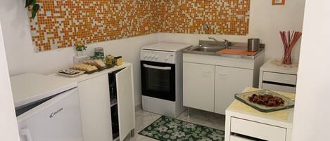 Frigorífico, horno, placa de cocina y tostadora