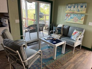 TV connectée, cheminée, livres