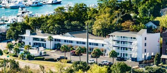 Marina Magic: Poolside Comfort & Cuisine!