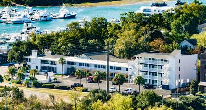 Marina Magic: Poolside Comfort & Cuisine!