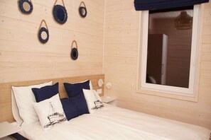 2 bedrooms, travel crib, free WiFi, bed sheets