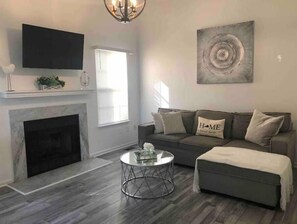 Living area - Entire House 5 BDRMS 3.5 BATHS Near DC Sleeps 14 (Herndon)