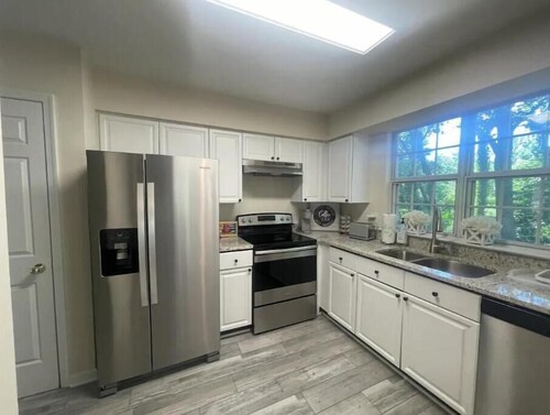 Entire House 5 BDRMS 3.5 BATHS Near DC Sleeps 14