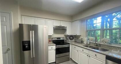 Entire House 5 BDRMS 3.5 BATHS Near DC Sleeps 14