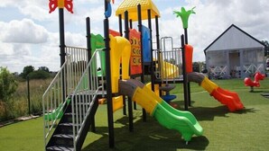 Un'area giochi con scivoli e strutture per arrampicata.